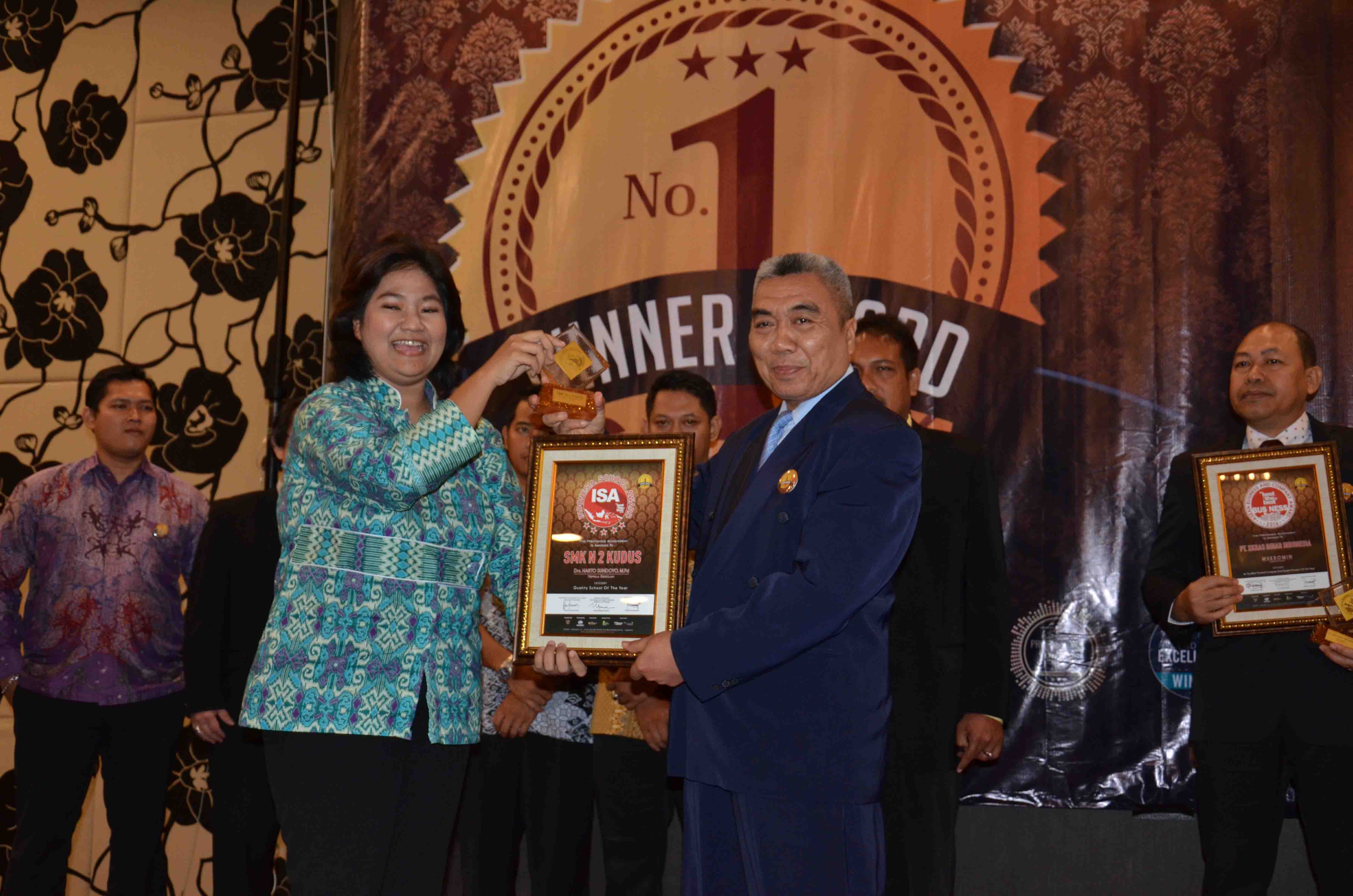 Drs. Harto Sundoyo meraih penghargaan dari Indonesia 